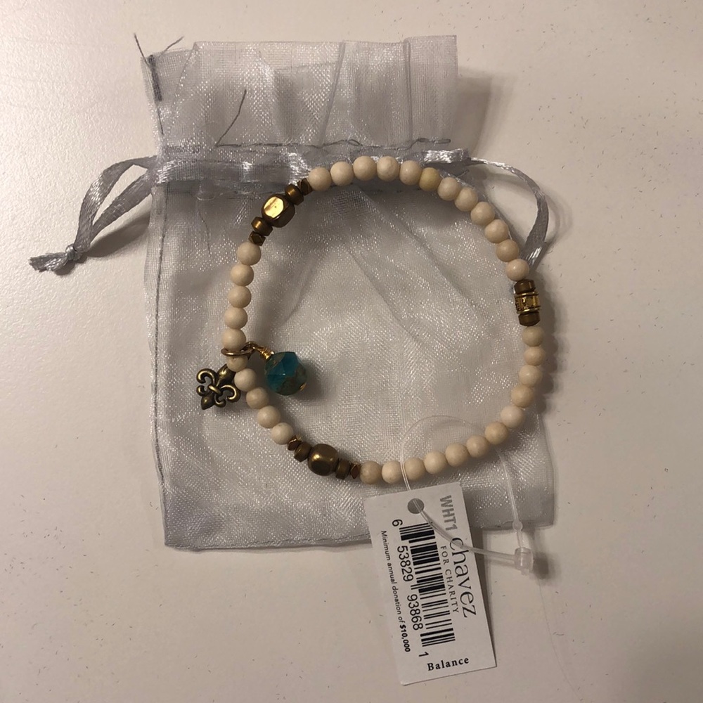 Creme and gold beaded bracelet.
